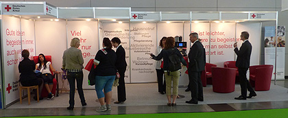 Barbara Morlock-Schicks, Vorsitzende des Vorstands der W&uuml;rtt. 
              Schwesternschaft vom Roten Kreuz e. V., dankte Angelika Kronm&uuml;ller 
              f&uuml;r 40 Jahren voller Engagement und gratulierte zum wohlverdienten 
              Ruhestand.