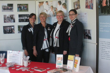 Bei der Messe B&ouml;rse 
                deiner Zukunft und dem IHK Berufsparcours 
                wurden Frau Moor und Frau Ke&szlig;ler 
                u.a. von Frau Deuscher sowie Frau Sonnenburg 
                unterst&uuml;tzt.