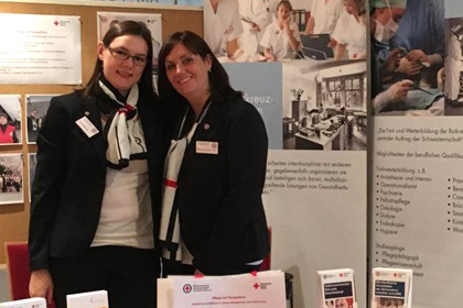 Frau Ke&szlig;ler gemeinsam 
            mit Frau Deuscher auf der Interkom 2015.