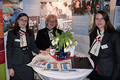 Das Messeteam am ersten Tag der HORIZON: Fr. Ackermann, Fr. Rydzek, Fr. Ke&szlig;ler (v.r.)