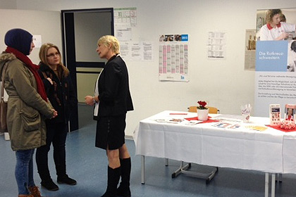 Frau Moor im Gespr&auml;ch 
            mit zwei Sch&uuml;lerinnen auf dem Berufsinfotag 
            der IB Berufliche Schulen.