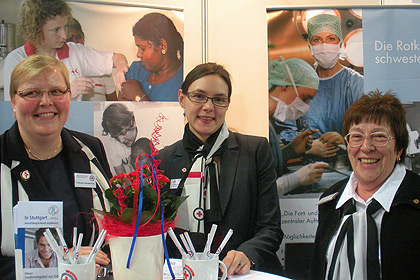 Frau Sonnenburg, Frau 
                Kronm&uuml;ller und Frau Ke&szlig;ler 
                (Mitte) auf der HORIZON 2014.