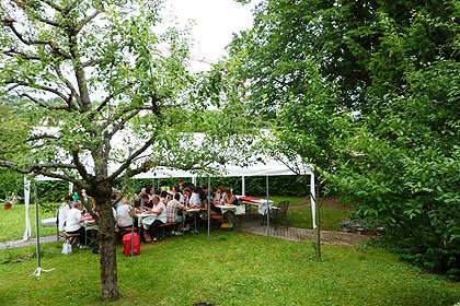 Auch ein wenig Regen konnte die Stimmung beim Sommerfest nicht tr&uuml;ben.
