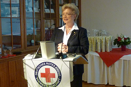 Oberin und Vorsitzende des Vorstands Barbara Morlock-Schicks 
            berichtete &uuml;ber Aktivit&auml;ten und Ziele der Schwesternschaft.