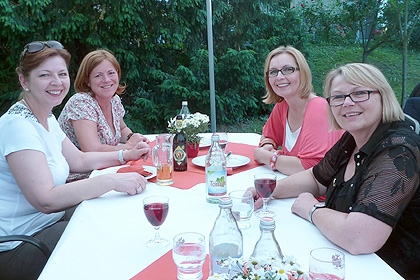 Die Rotkreuzschwestern feierten im Anschluss an 
                die Mitgliederversammlung ihr Sommerfest im Garten der Schwesternschaft.