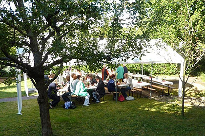 In gem&uuml;tlicher Atmosph&auml;re 
                fand das anschlie&szlig;ende Sommerfest 
                statt.