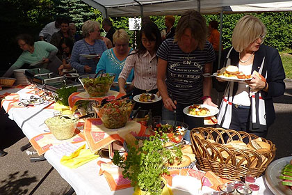 Der Ansturm auf das leckere 
                B&uuml;ffet war nach der MGV gro&szlig;.