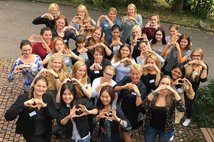 &Uuml;ber 60 Sch&uuml;lerinnen 
                beginnen im Oktober.