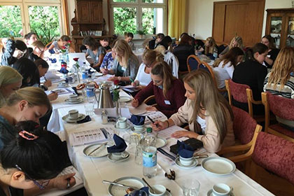 Auch die Azubis mussten 
                bei einem kurzen Quiz ran.