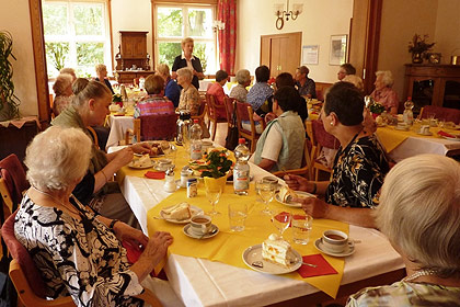 Oberin Barbara Morlock-Schicks 
            begr&uuml;&szlig;te die G&auml;ste.