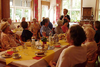 &Uuml;ber den Neubau in 
                Sindelfingen gab es manche lustige Anekdote 
                zu berichten.