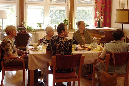 Neugierig lauschten die 
                Pension&auml;rinnen der Er&ouml;ffnungsansprache.