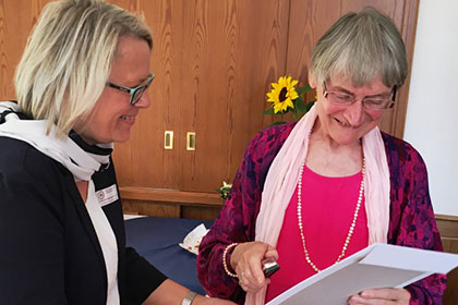 Auch Schwester Wilma freute 
                sich &uuml;ber die Anerkennung f&uuml;r 
                50 Jahre als Rotkreuzschwester.