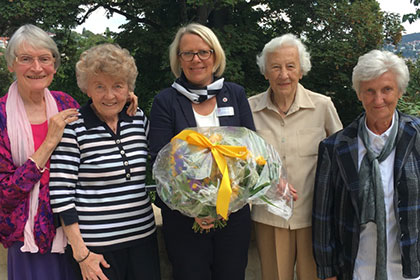 berin Scheck mit den 
                vier anwesenden Jubilarinnen.
