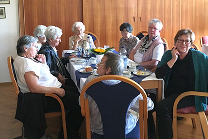 Gespannt h&ouml;rten die 
                G&auml;ste der Ansprache zu.