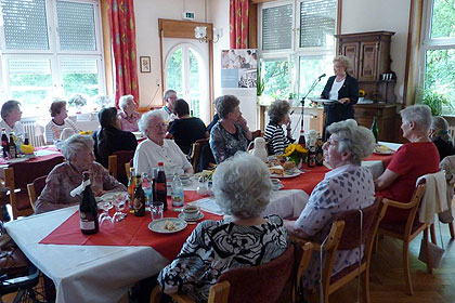 Aufmerksam lauschten die 
            G&auml;ste der Festrede.