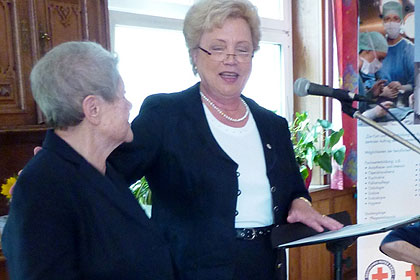 Frau Morlock-Schicks bei 
                der Ehrung von Schwester Maria.