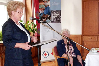 Schwester Rosl lauscht 
                gespannt ihrer Laudatio.