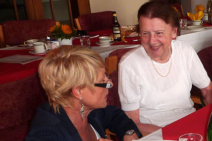 Frau Moor im Gespr&auml;ch 
                mit Schwester Anneliese, einer der Jubilarinnen.