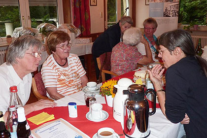 Bei Kaffee und Kuchen 
                entstanden angeregte Gespr&auml;che.