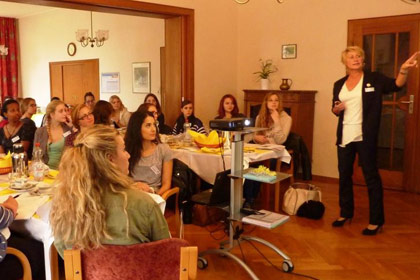 Jede Menge relevante Informationen 
            hatte Frau Moor f&uuml;r die Neuen vorbereitet.