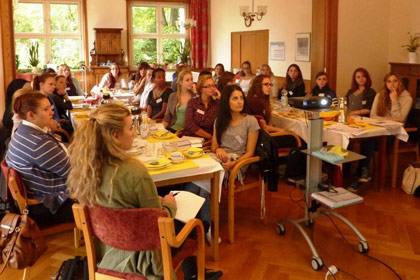 Gespannt h&ouml;rten die 
                angehenden Sch&uuml;lerinnen zu.