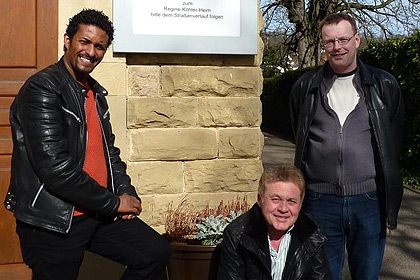 Herr Bühlmaier gemeinsam mit Herrn
Tecleab und Herrn Ekström vor dem Mutterhaus
der WSSRK.