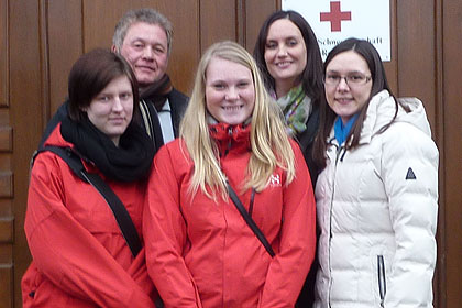 Frau Vogler und Frau Ke&szlig;ler von der WSSRK gemeinsam mit Herrn B&uuml;hlmaier und Frau Einarsson und Frau Sundin am Eingang zum Mutterhaus.