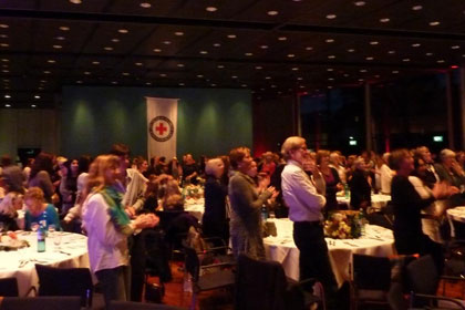 Der Saal zeigte sich 
                von den tanzenden Rotkreuzschwestern 
                beeindruckt.