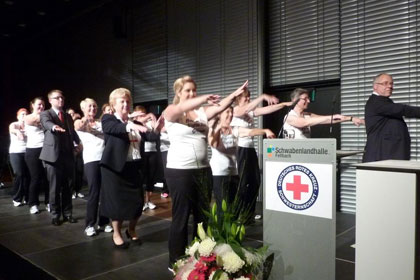 Bei der Zugabe holten 
                sich die Damen Unterst&uuml;tzung auf 
                die B&uuml;hne.