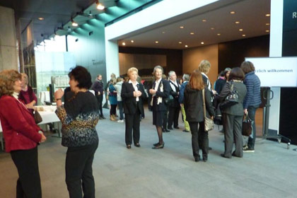 Gegen Veranstaltungsbeginn
wurde es zunehmend voller.