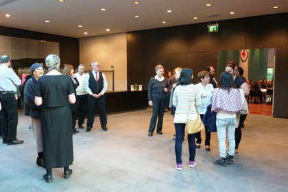Kurz vor Beginn der Feier 
                im Foyer der Halle.