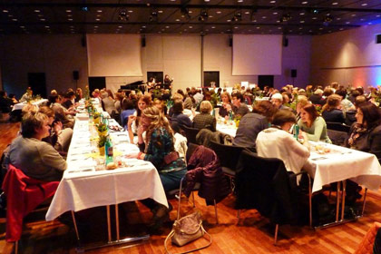 Mit 320 G&auml;sten war die Halle wieder bestens gef&uuml;llt.