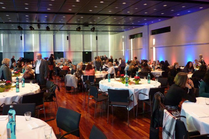 Nach und nach f&uuml;llte 
                sich der Saal mit G&auml;sten.