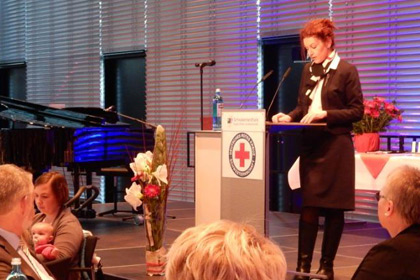 Frau Knirsch hielt die 
                erste Laudatio des fr&uuml;hen Abends.