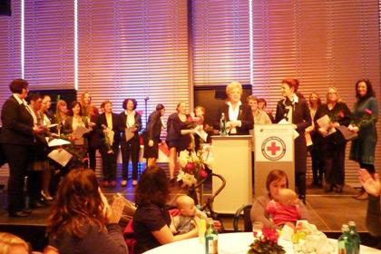 Neben den 10 und 25j&auml;hrigen 
                zu Ehrenden wurden auch die Mitglieder 
                ausgezeichnet, die das Einf&uuml;hrungsjahr 
                bestanden haben.