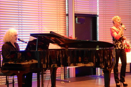 Das Musikduo Blue Stars 
                untermalte das Fest musikalisch.