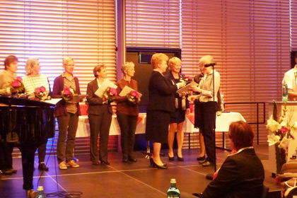 Frau Morlock-Schicks ehrte 
                u.a. die 40j&auml;hrigen Jubilarinnen 
                auf der B&uuml;hne.