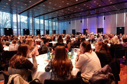 Kurz nach Beginn des 
                Schwesternfests.