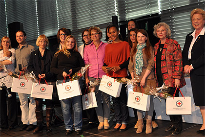 Ehrung der 10-j&auml;hrigen Jubilarinnen. Foto: Sandra 
            Hintermayr