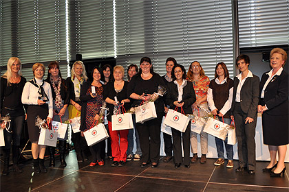 Ehrung der 25-j&auml;hrigen Jubilarinnen. Foto: Sandra 
            Hintermayr