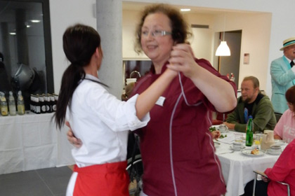 Auch die Mitarbeiter des 
                Hauses schwangen das Tanzbein.