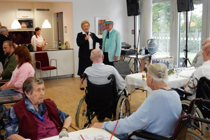 Oberin Morlock-Schicks 
                begr&uuml;&szlig;te die G&auml;ste.