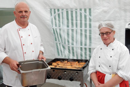 Das K&uuml;chenteam von 
                BestLife sorgte f&uuml;r leckeres Grillgut.