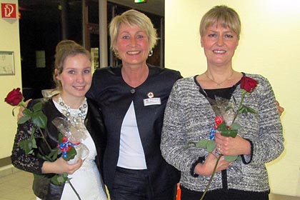 Frau Moor bei der Examensfeier in B�blingen mit den beiden examinierten Gesundheits- und Krankenpflegerinnen der WSSRK.