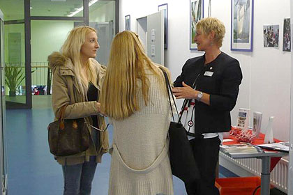 Frau Moor berät angehende
Schülerinnen am Infostand der WSSRK.