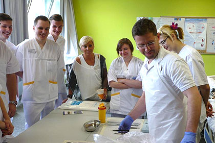 Der 2. Tag der offenen 
                T&uuml;r vermittelte den Besuchern einen 
                realistischen Eindruck moderner Gesundheitsberufe.