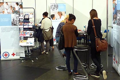 Sch�lerinnen und Sch�ler informierten sich am Stand �ber Pflegeberufe und Karrierem�glichkeiten