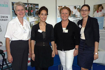 Frau Schetter, Frau Pfirmann
und Frau Pfeifer stellten gemeinsam mit
Frau Keßler am ersten Tag das Messeteam.