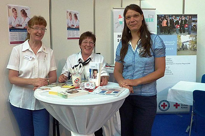 Frau Bald, Frau Kronm&uuml;ller 
                und Frau Schnabel informierten am zweiten 
                Messetag Interessierte am Stand.